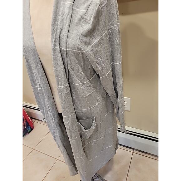 New 89th Madison Women’s Gray White Striped Cardigan Plus Size 3X - Picture 3 of 9